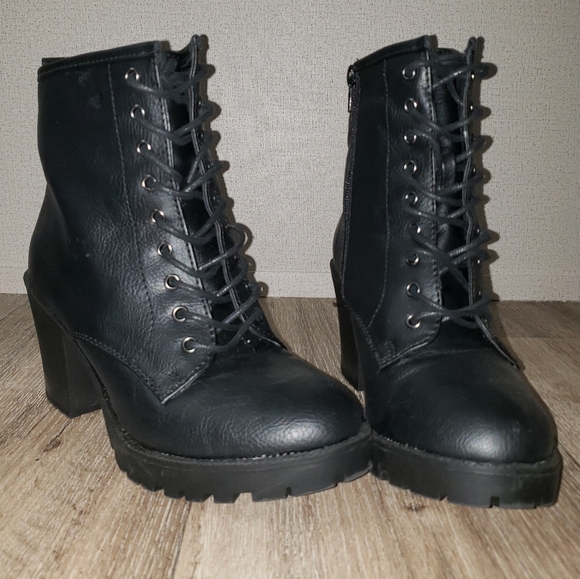 Boots - Picture 3 of 6